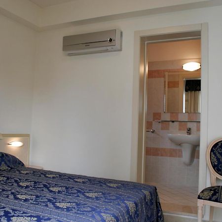 Residence Olimpo Rimini Bagian luar foto